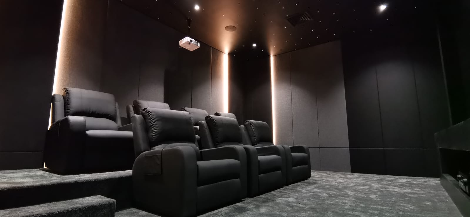 CINEMA ROOM ELECTRIC RECLINER - PHANTOM SINGLE
