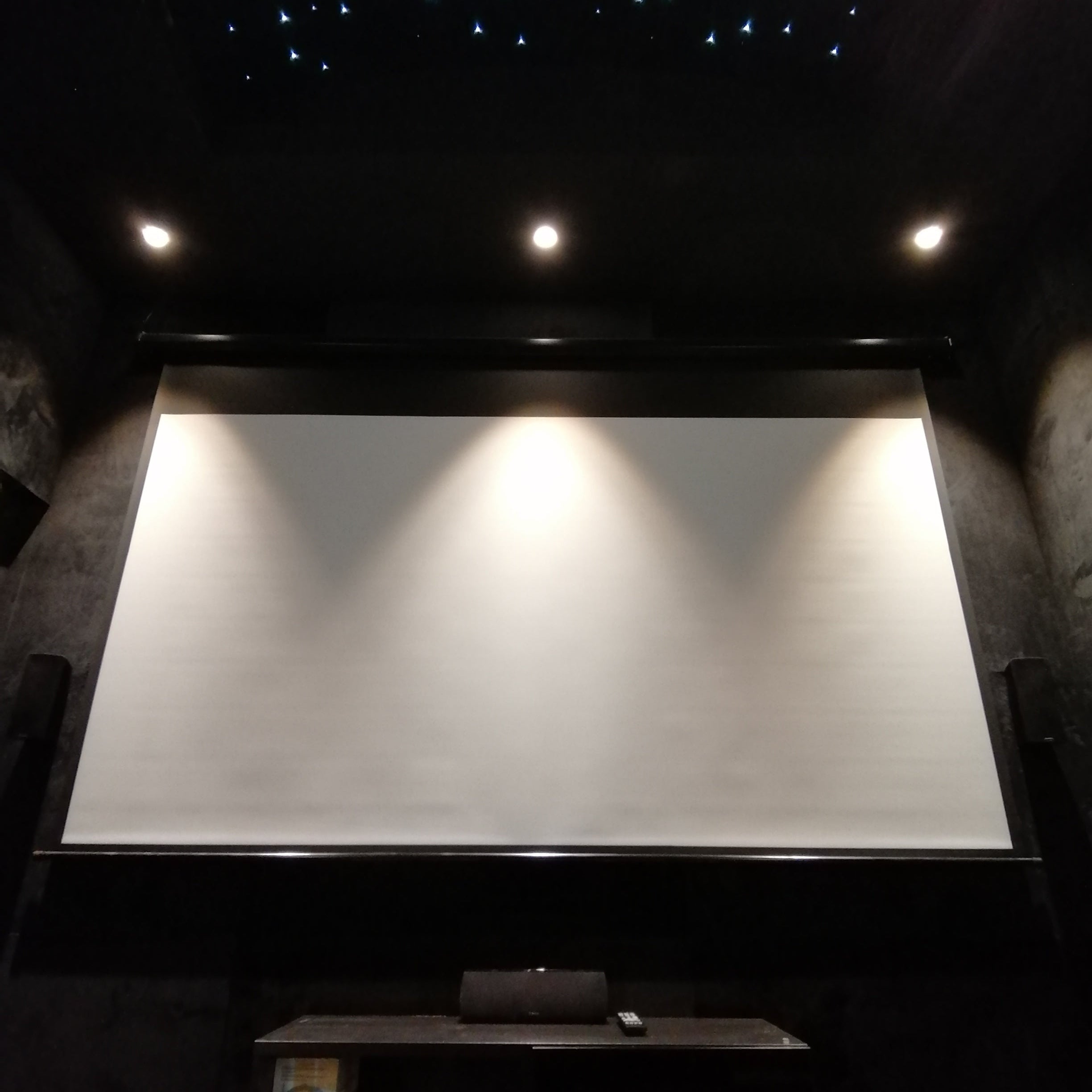 ELECTRIC PROJECTION SCREEN 120inch | ISH Kuwait