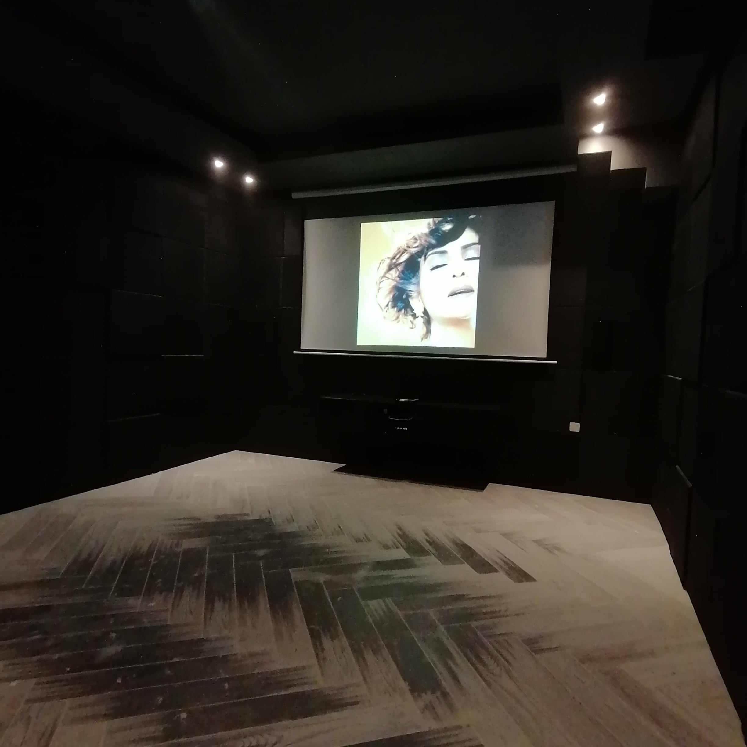 ELECTRIC PROJECTION SCREEN 120inch | ISH Kuwait