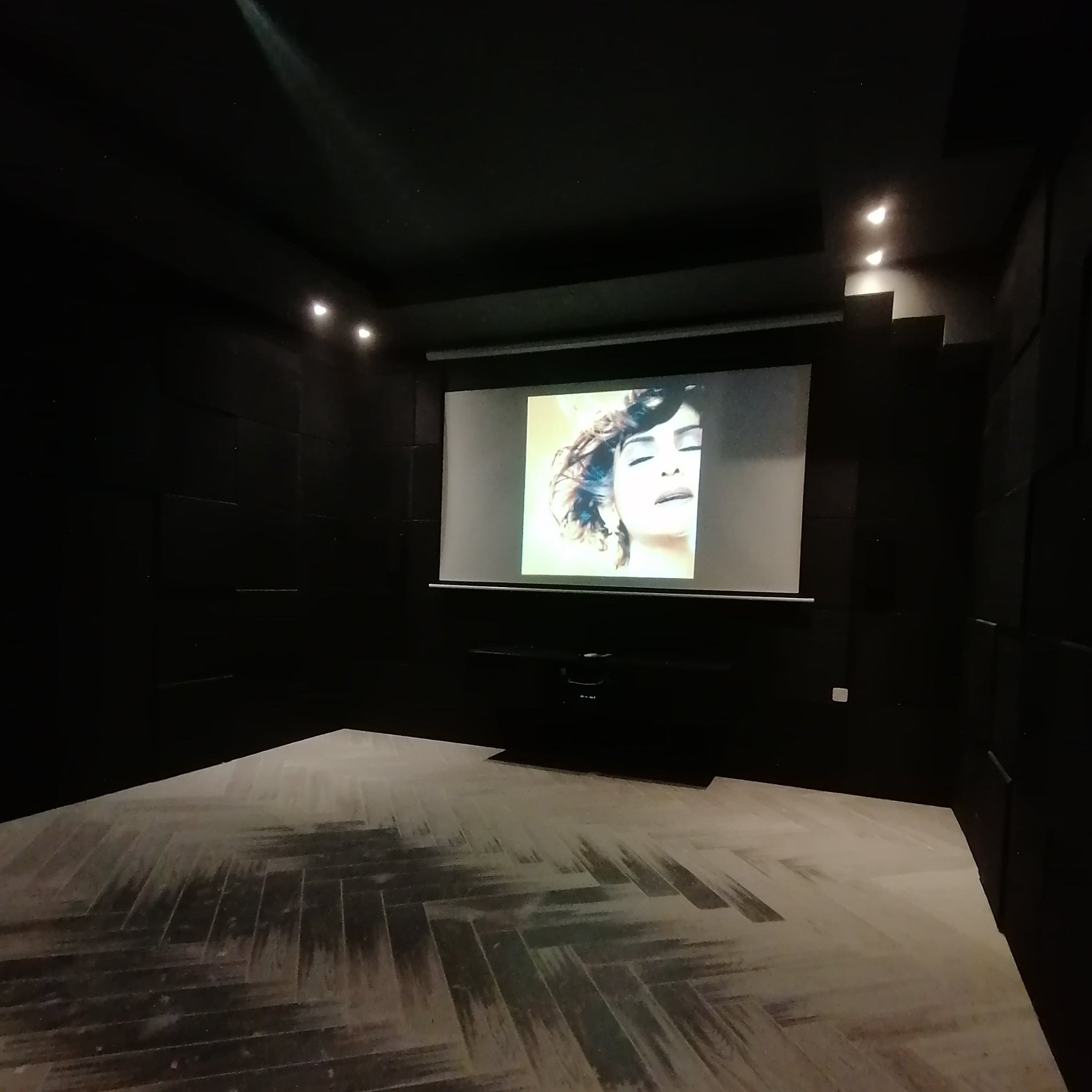 ELECTRIC PROJECTION SCREEN 150inch | ISH Kuwait
