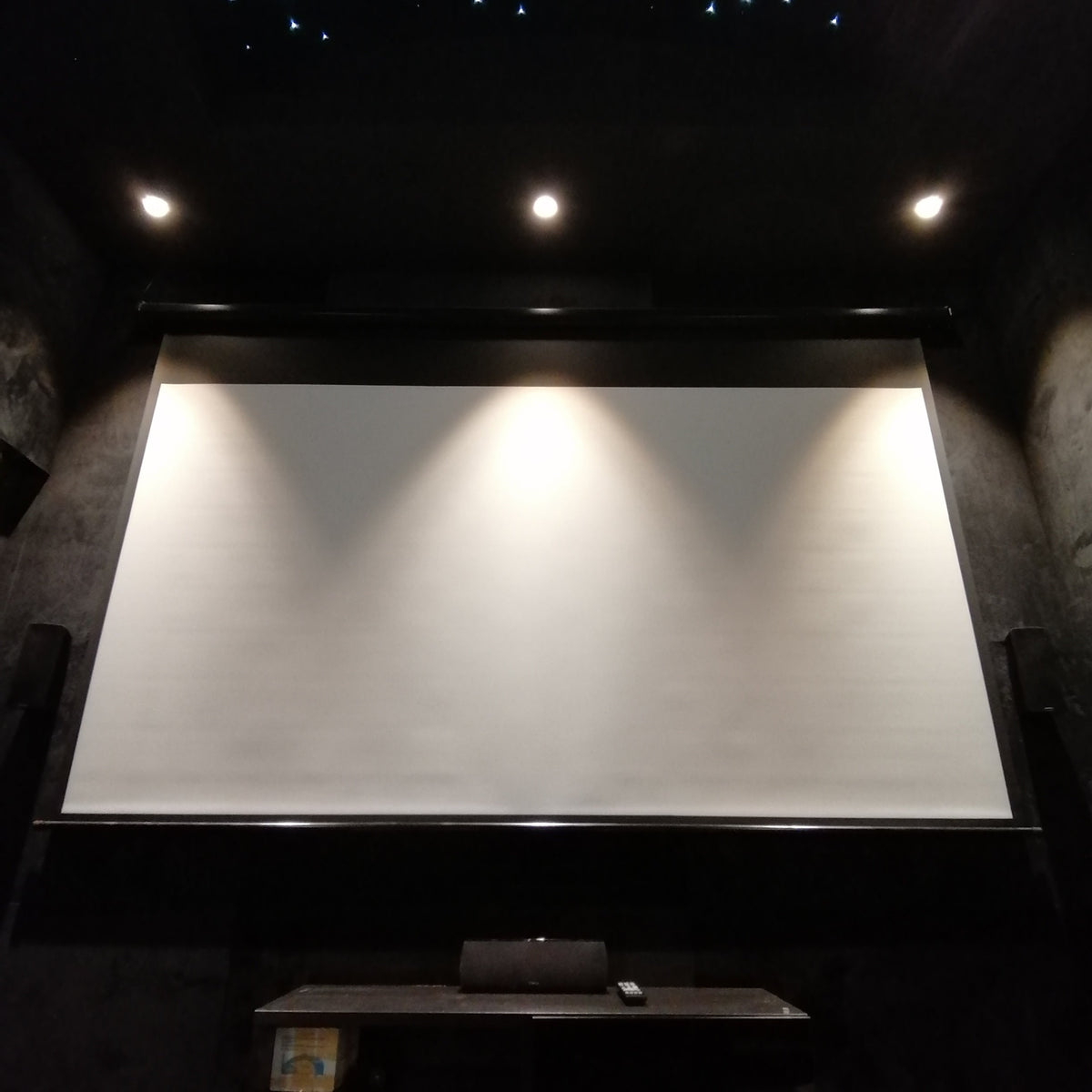 ELECTRIC PROJECTION SCREEN 150inch | ISH Kuwait