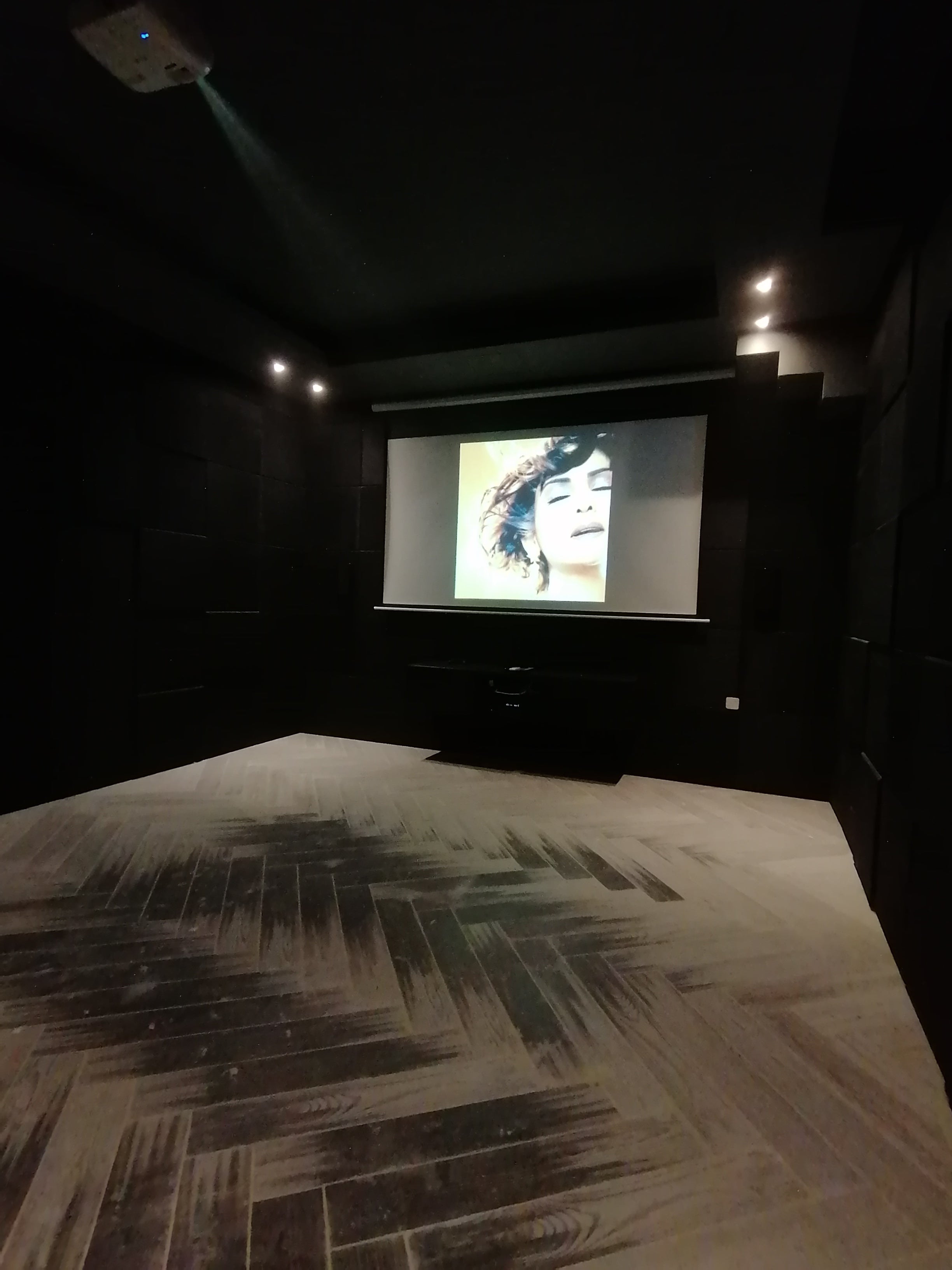 ELECTRIC PROJECTION SCREEN 120inch